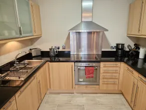 67B Smithfield Beautiful Apartment free parking - Image 5