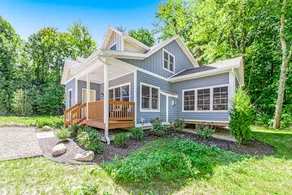 Lakeside Family Gem with Large Deck & WiFi - Image 4
