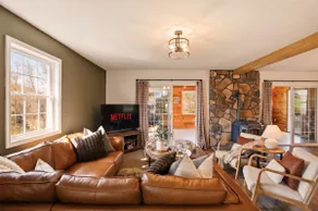 2 Acre Estate, Creek View, Mins to Downtown, Games - Image 3