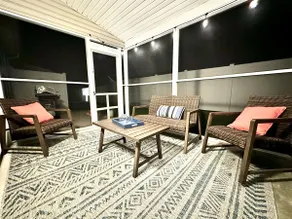 Baby friendly, walk to pool and bakery town home - Image 4