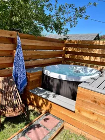 Greenhouse - Cozy, clean & cared for. (W/hot tub) - Image 3