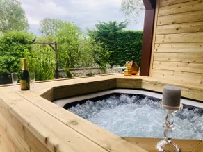 Chalet La Bohème, 15 min from Reims, 1 bedroom, jacuzzi - Image 2
