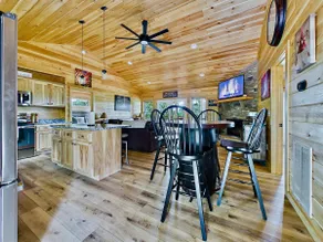 Escape to Murphy-Mountain Views, Hot Tub, Fire Pit - Image 3