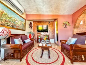 Cozy Rustic Apartment with Charm and Good Location - Image 2