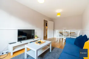 Camberley Spacious and Comfy 3 Bedroom Home, Next to Frimley Hospital with Parking - Image 2