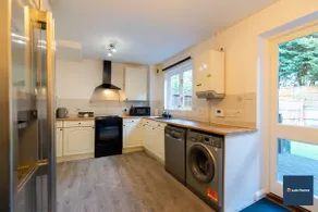 Camberley Spacious and Comfy 3 Bedroom Home, Next to Frimley Hospital with Parking - Image 5