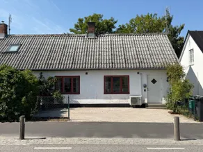House with private garden close to the sea - Image 2