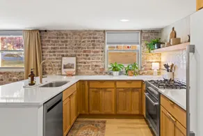 Newly renovated, 12 minute ride downtown! - Image 3