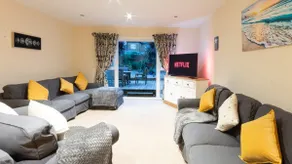 Stylish Coastal Home, Pets & Parking By Adliv - Image 2