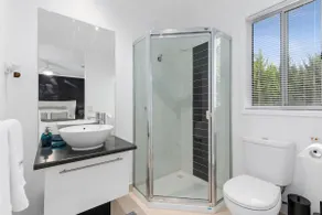 Haven in Grove- Family beach getaway! Cosy, modern - Image 5