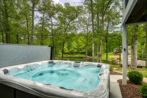 7BR lakefront home w/ boat launch, kayaks, hot tub - Image 4