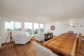 Bright and airy beach vacation spot- perfect for families and ocean views - Image 2