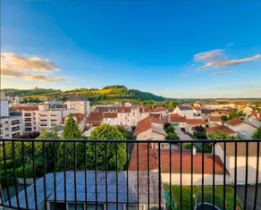Apartment with a beautiful unobstructed view of Puy Courny - Image 3