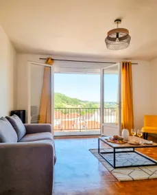 Apartment with a beautiful unobstructed view of Puy Courny - Image 4