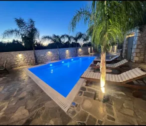 Luxury Apt Pool & Jacuzzi • Sleeps 7 • Beach 2min - Image 3