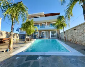 Luxury Apt Pool & Jacuzzi • Sleeps 7 • Beach 2min - Image 5