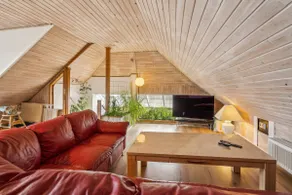 Child-friendly cottage with large indoor pool - Image 5