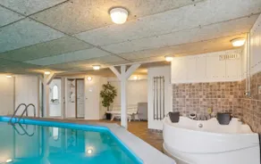 Child-friendly cottage with large indoor pool - Image 3