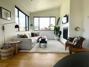 Top 1% - Sunlit loft with fireplace and king bed - Image 2