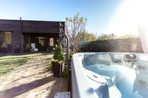 Seaside Suite Escape: Modern Luxury+ King/Hot Tub - Image 2