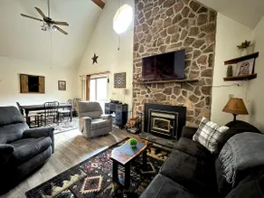 Peaceful & Serene  🦌 Cozy Hillside Cabin  ☀️ Koi Pond 🐸 Pet Friendly 🐕 - Image 4