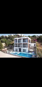 Apartment with pool and sea views - Image 3