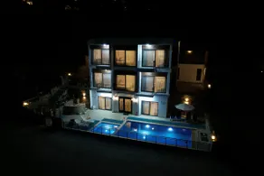 Apartment with pool and sea views - Image 5