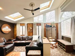 The Lily Pad East Wing ~Hot Tub, Sauna & Jet Tub - Image 4