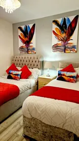 Stunning home near CentralLondon, Ideal for Groups - Image 4