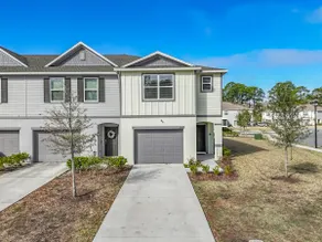 Jungle-Inspired 3BR w/ Lake View & Patio - Image 3