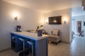 New Downtown Apt for 2, 5 min to the Beach and DT, WIFi and AC - Image 5