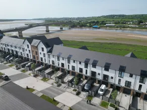 Modern Estuary View Town House - Image 2