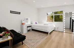 Backyard Private Studio w/ Kitchen & Free Parking - Image 4