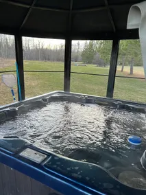 Charming creekside cottage on two acres w/hot tub! - Image 4