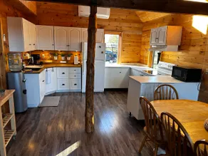 Charming creekside cottage on two acres w/hot tub! - Image 2