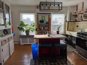 One bdrm apt w/ vintage style & easy access to NYC - Image 3