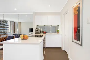 Lux Harbour Suite @ The Rocks | Pool+Gym | Sleeps4 - Image 3