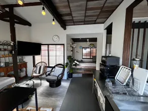 Free parking available. All my friends and I enjoyed our summer vacation!House with a projector, bar counter, and seasonal decorations - Image 3