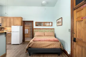 Grande Avenue One Bedroom Apartment - Image 3