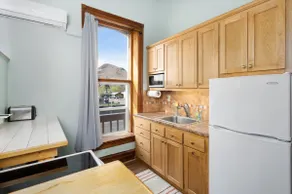 Grande Avenue One Bedroom Apartment - Image 5
