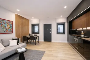 Quite | No stairs | King-size bed + Street parking - Image 2