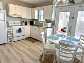 Beach Townhome 1.5 Blocks From Beach With Pool - Image 4