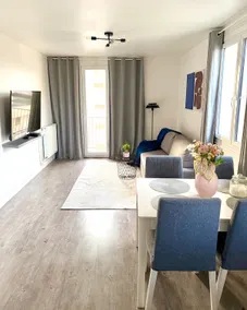 Ideal vacation apartment with on-site parking - Image 2