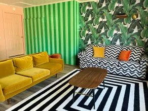 Retro Charm/100” Movie Room/King Bed/Near Downtown - Image 4
