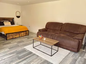 Bumblebee Wing Deluxe Studio + WC London city stay - Image 4