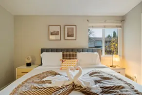 Elegant 3BR @Bellevue w/ Backyard | Easy to Park - Image 4