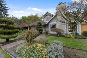 Elegant 3BR @Bellevue w/ Backyard | Easy to Park - Image 2
