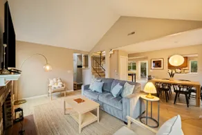 Elegant 3BR @Bellevue w/ Backyard | Easy to Park - Image 5