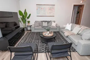 Freshly Renovated Apt - Steps from TIAA Bank Field - Image 3