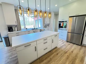 Island Haven Retreat-Luxury Stay Near Marina - Image 2